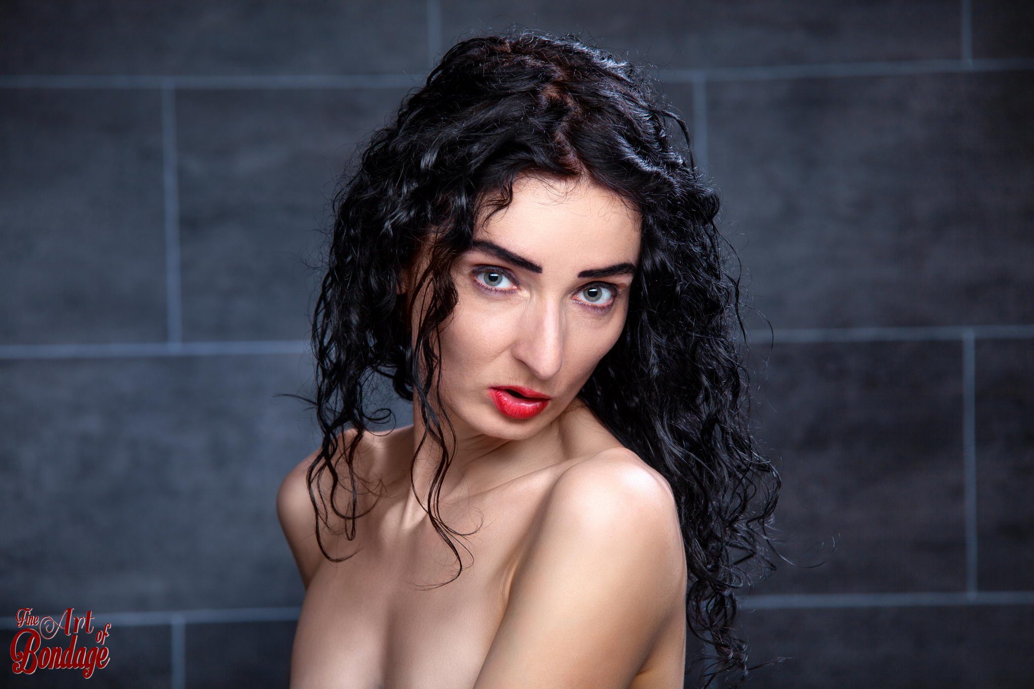 Aktmodel Scarlet – Bondage Paar-Fotoshooting für Männer